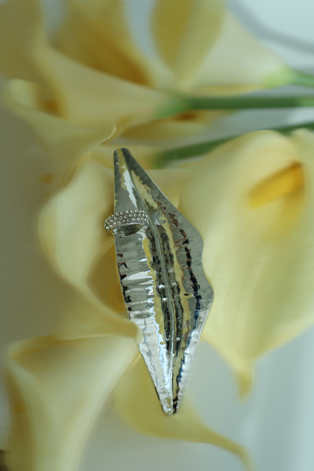 Modern Sculpted Lips Brooch