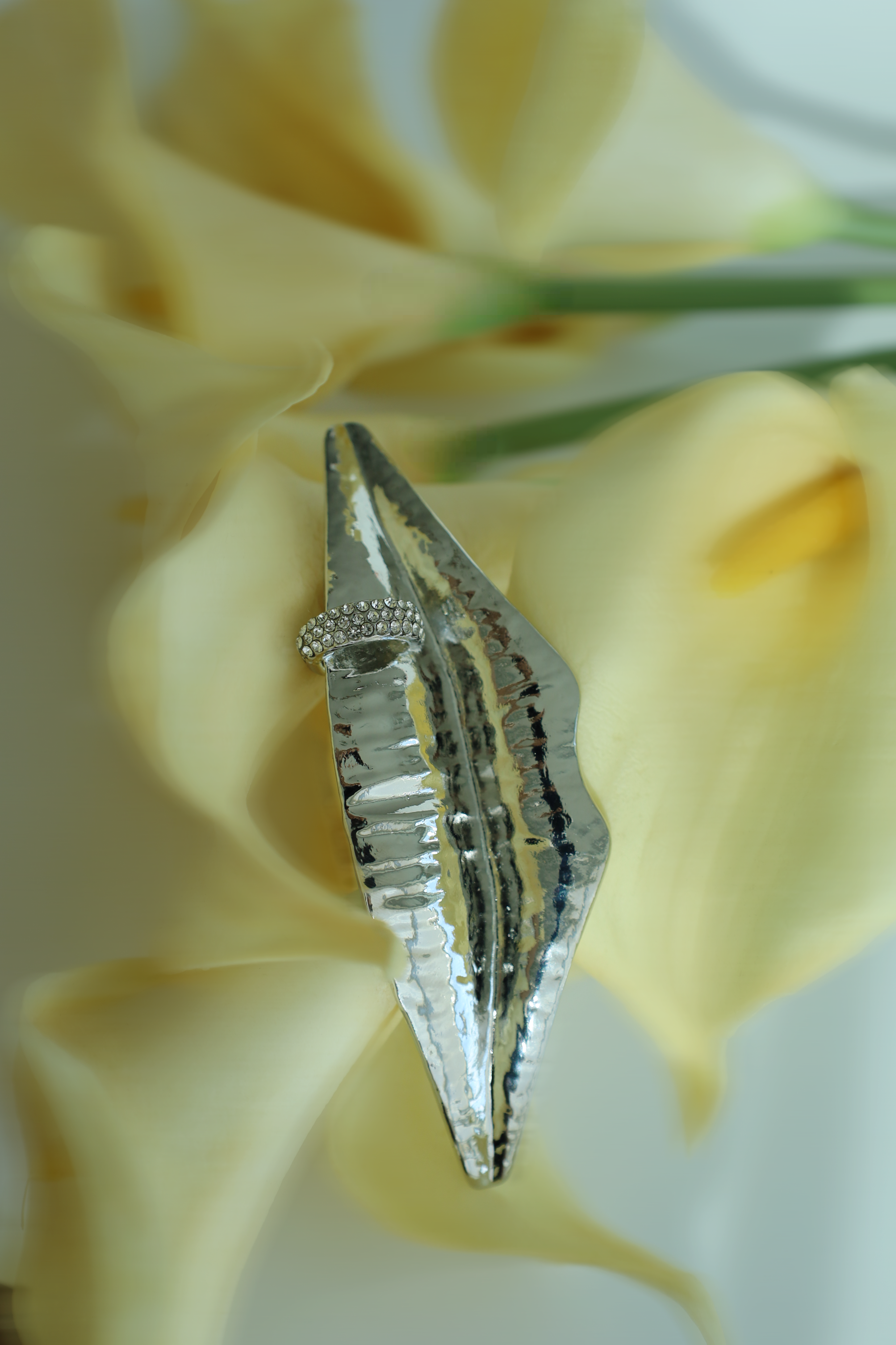 Modern Sculpted Lips Brooch