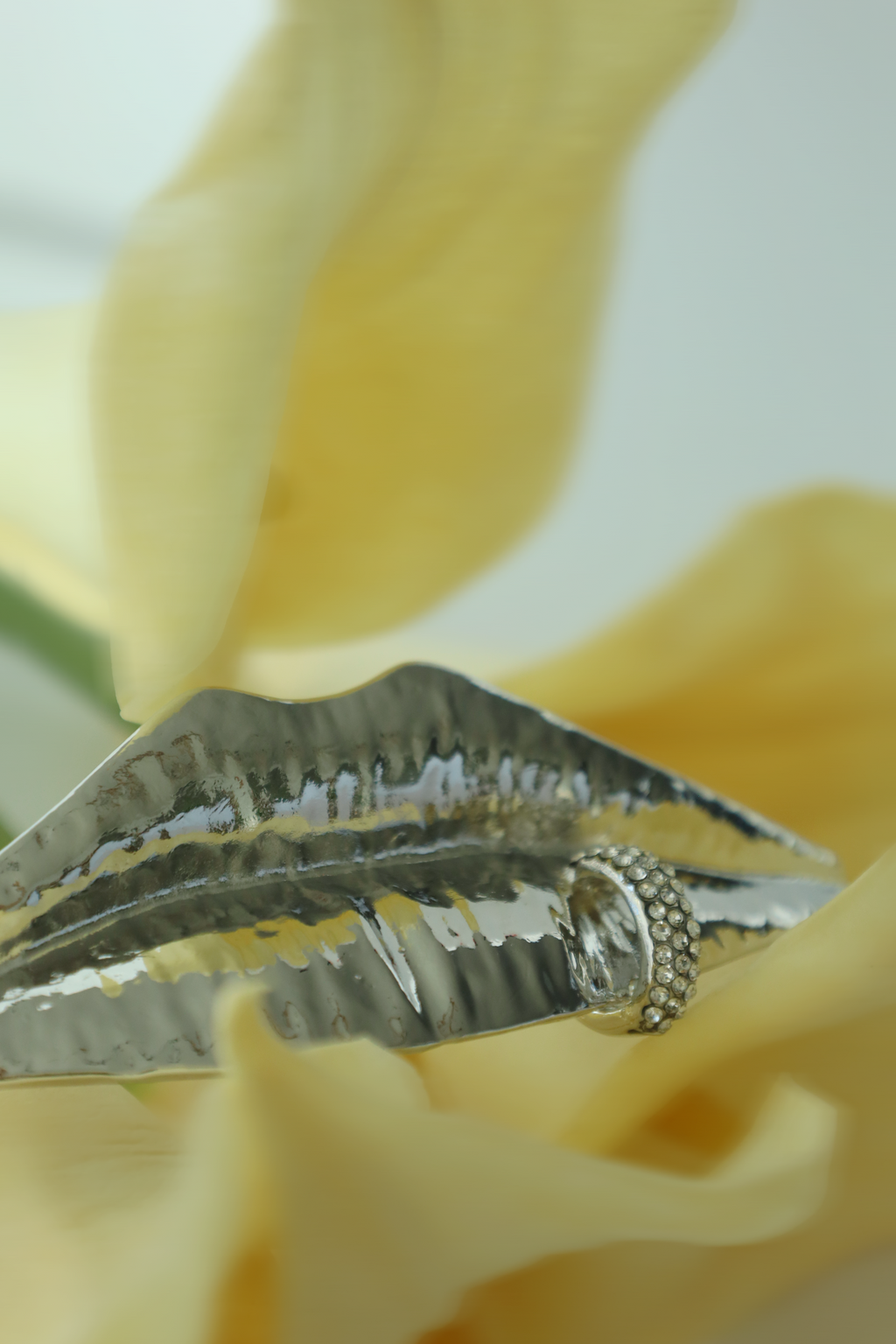 Modern Sculpted Lips Brooch