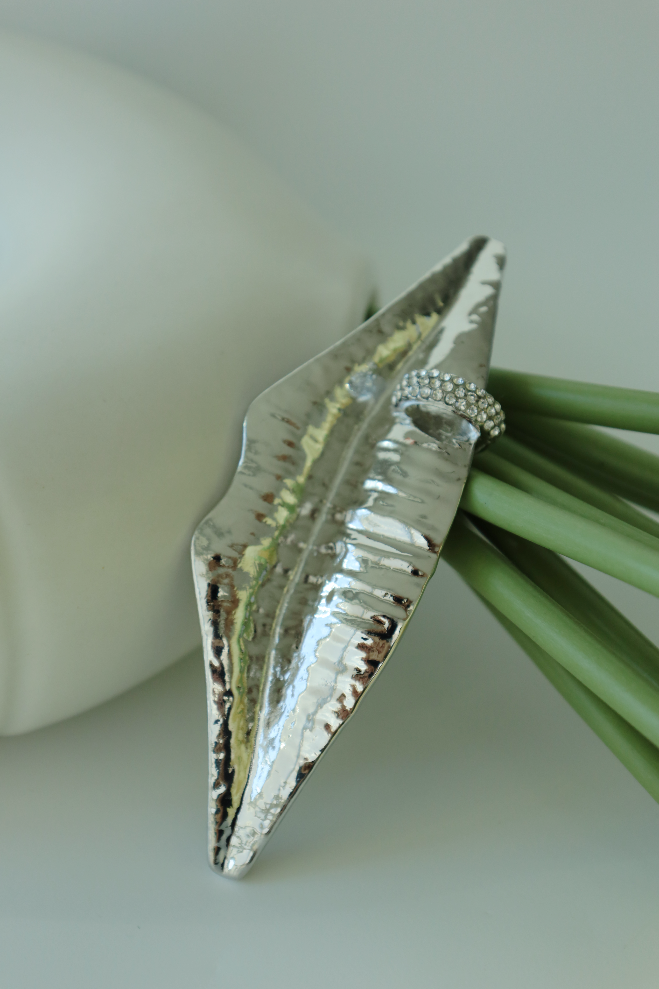 Modern Sculpted Lips Brooch